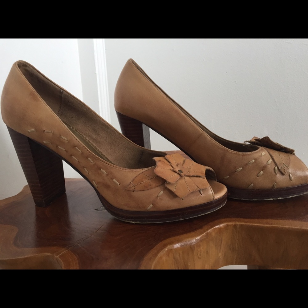 Seychelles Flower appliqué peep toe Tan leather heels. Size 8